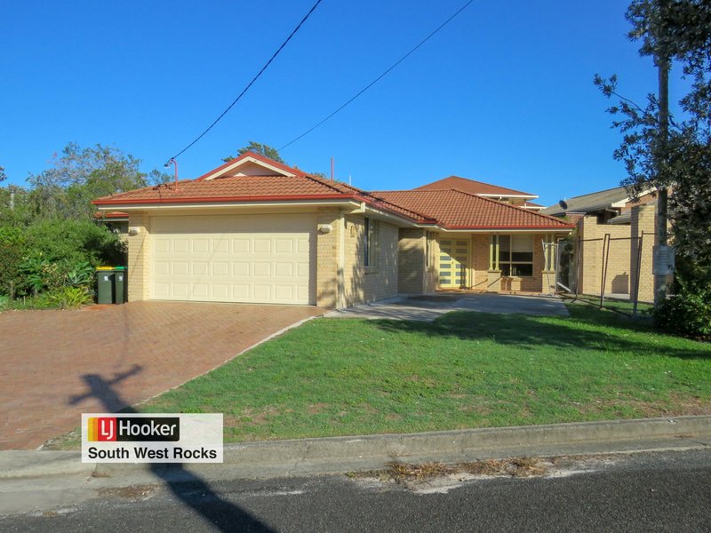 Photo - 28 Currawong Cr , South West Rocks NSW 2431 - Image 4