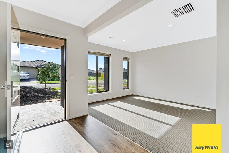 Photo - 28 Cuttlefish Circuit, Tarneit VIC 3029 - Image 2