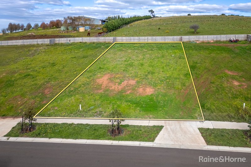 Photo - 28 Delia Avenue, Sunbury VIC 3429 - Image 1