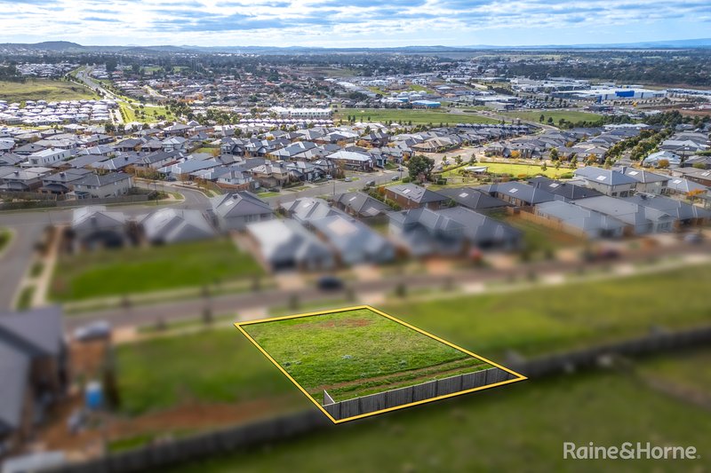 Photo - 28 Delia Avenue, Sunbury VIC 3429 - Image 2