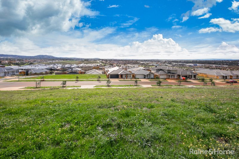 Photo - 28 Delia Avenue, Sunbury VIC 3429 - Image 3