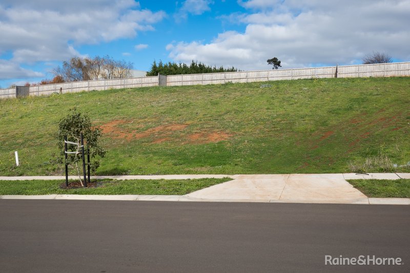 Photo - 28 Delia Avenue, Sunbury VIC 3429 - Image 8