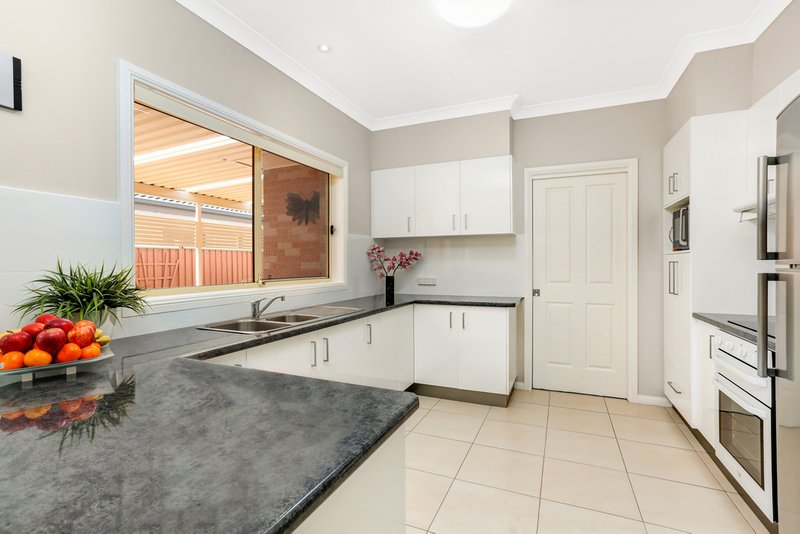 Photo - 28 Delmont Place, Kanahooka NSW 2530 - Image 3