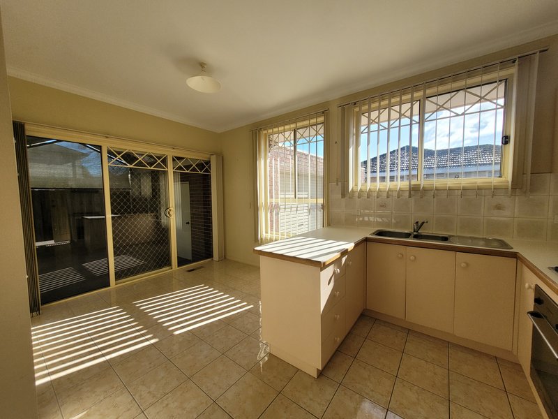 Photo - 2/8 Delmore Crescent, Glen Waverley VIC 3150 - Image 4