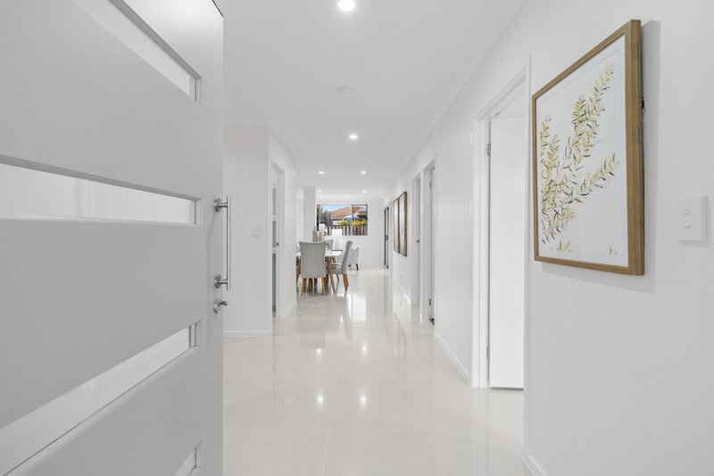 Photo - 28 Dinnigan Crescent, Durack QLD 4077 - Image 3