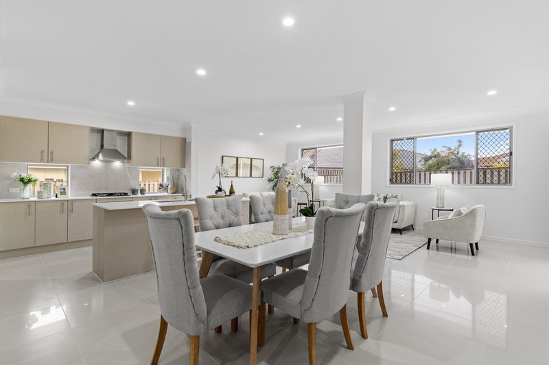 Photo - 28 Dinnigan Crescent, Durack QLD 4077 - Image 12