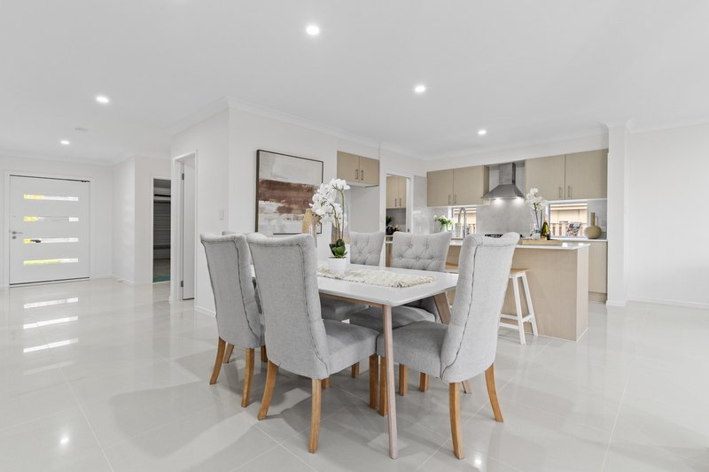 Photo - 28 Dinnigan Crescent, Durack QLD 4077 - Image 13