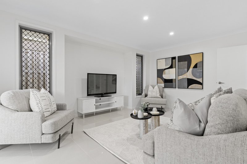 Photo - 28 Dinnigan Crescent, Durack QLD 4077 - Image 15