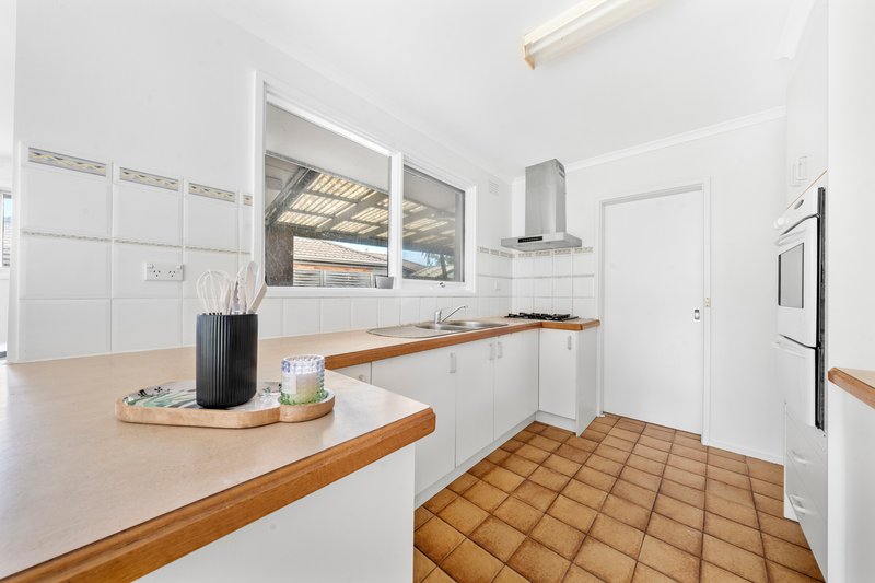 Photo - 28 Drummond Crescent, Rowville VIC 3178 - Image 4