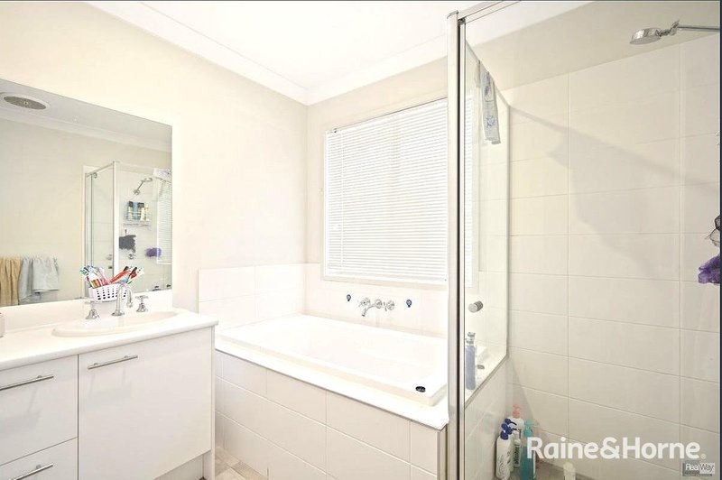 Photo - 28 Eagleton Crescent, Leichhardt QLD 4305 - Image 4