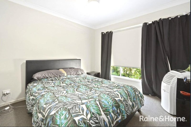 Photo - 28 Eagleton Crescent, Leichhardt QLD 4305 - Image 5