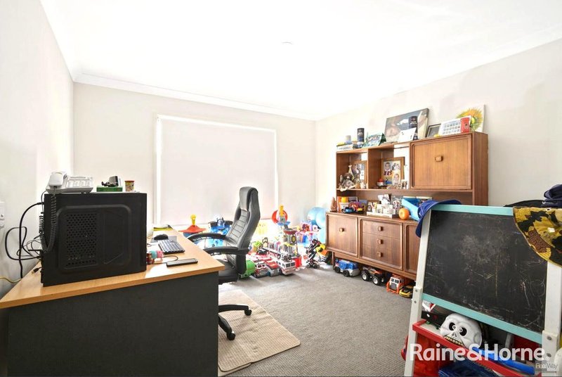 Photo - 28 Eagleton Crescent, Leichhardt QLD 4305 - Image 8