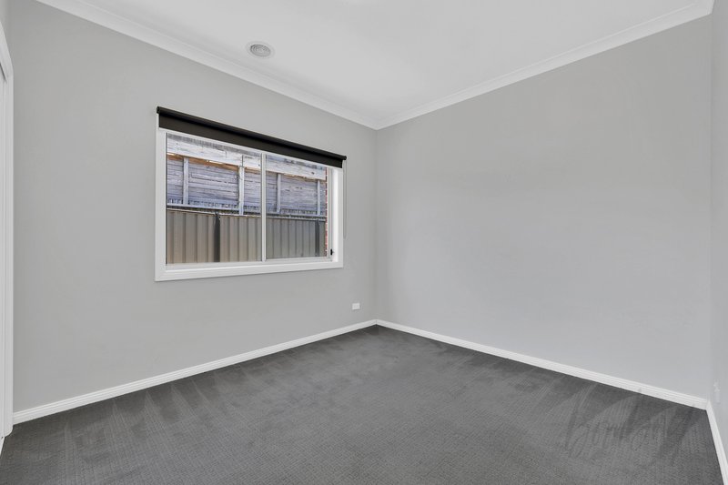 Photo - 28 Ebony Circuit, Craigieburn VIC 3064 - Image 13