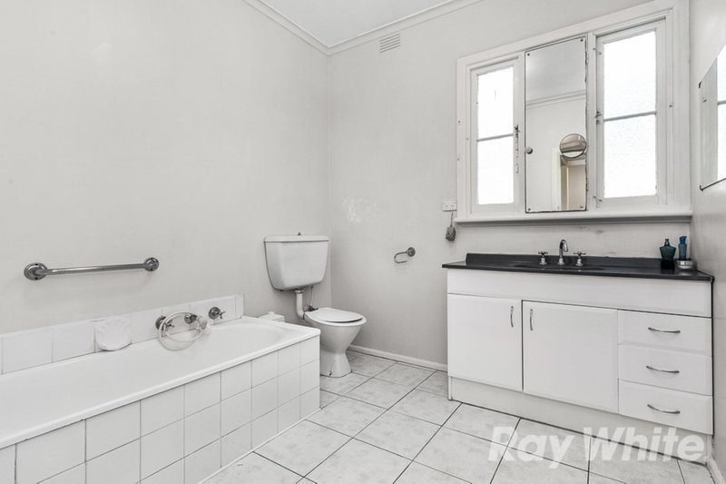 Photo - 28 Edith Street, Glen Waverley VIC 3150 - Image 4