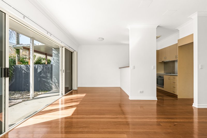 Photo - 28 Elliot Street, Kangaroo Point QLD 4169 - Image 3