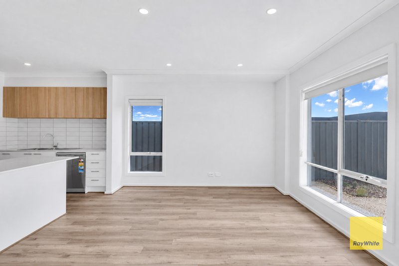 Photo - 28 Elves Walk, Tarneit VIC 3029 - Image 4