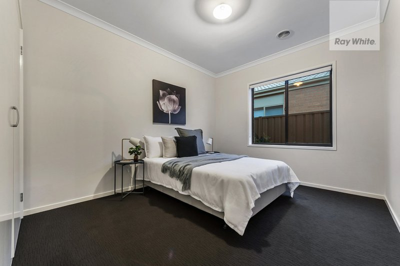 Photo - 28 Emblem Way, Craigieburn VIC 3064 - Image 15