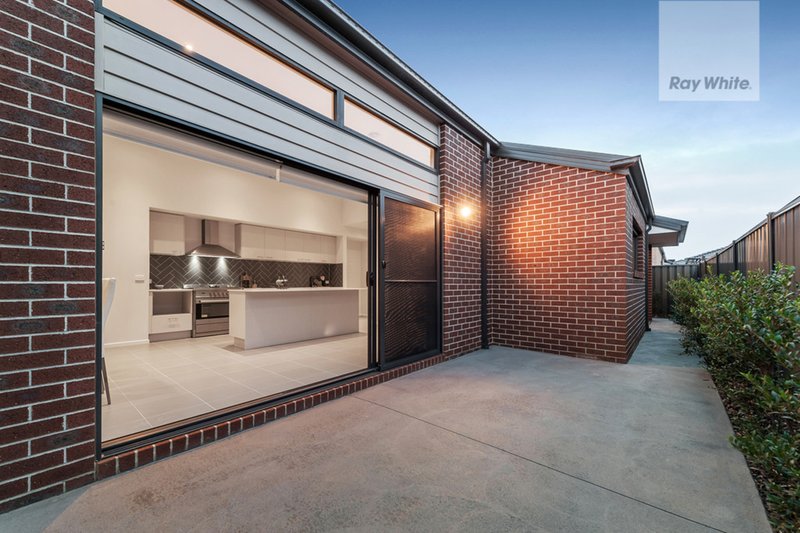 Photo - 28 Emblem Way, Craigieburn VIC 3064 - Image 20