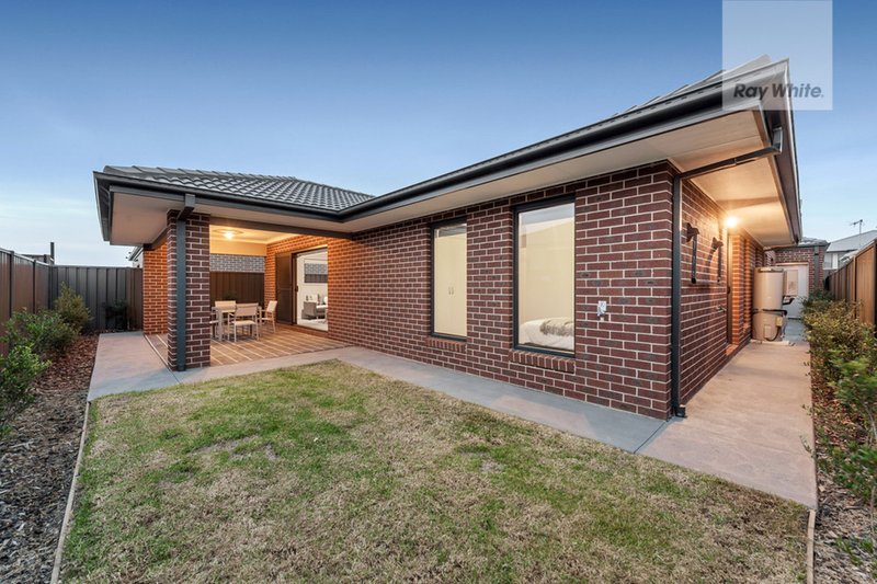 Photo - 28 Emblem Way, Craigieburn VIC 3064 - Image 22