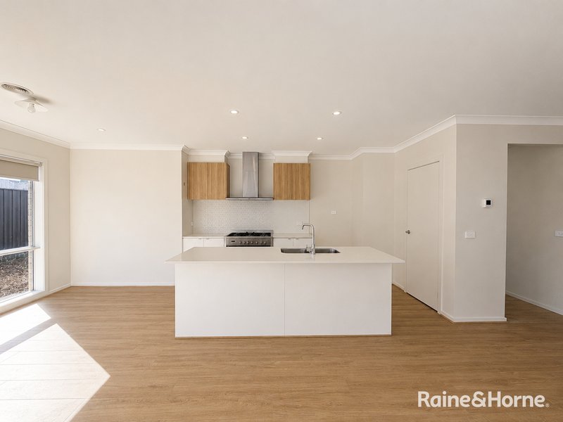 Photo - 28 Eremaea Road, Craigieburn VIC 3064 - Image 4