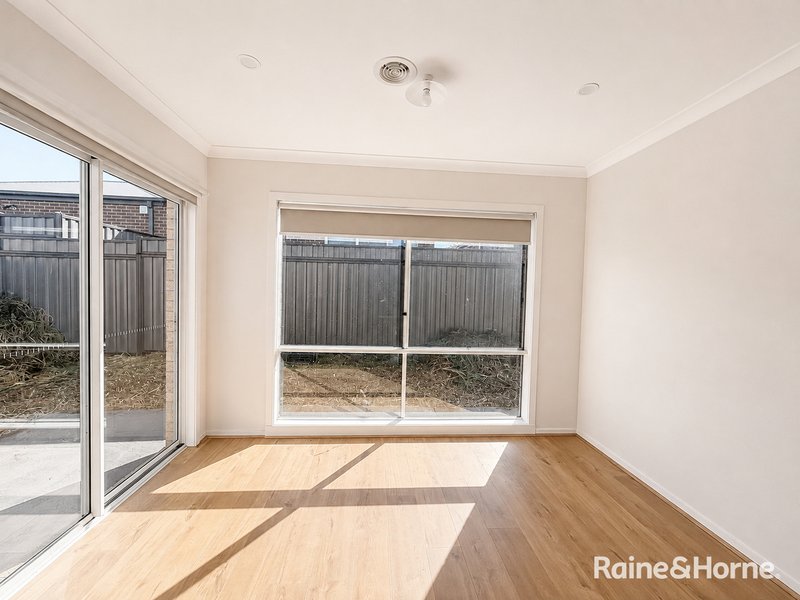 Photo - 28 Eremaea Road, Craigieburn VIC 3064 - Image 5
