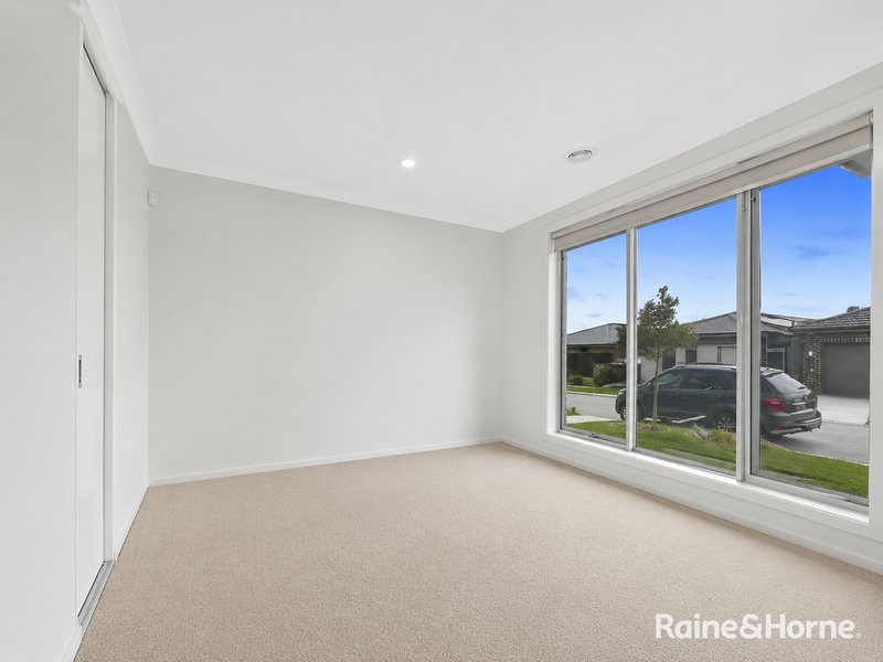 Photo - 28 Eremaea Road, Craigieburn VIC 3064 - Image 6