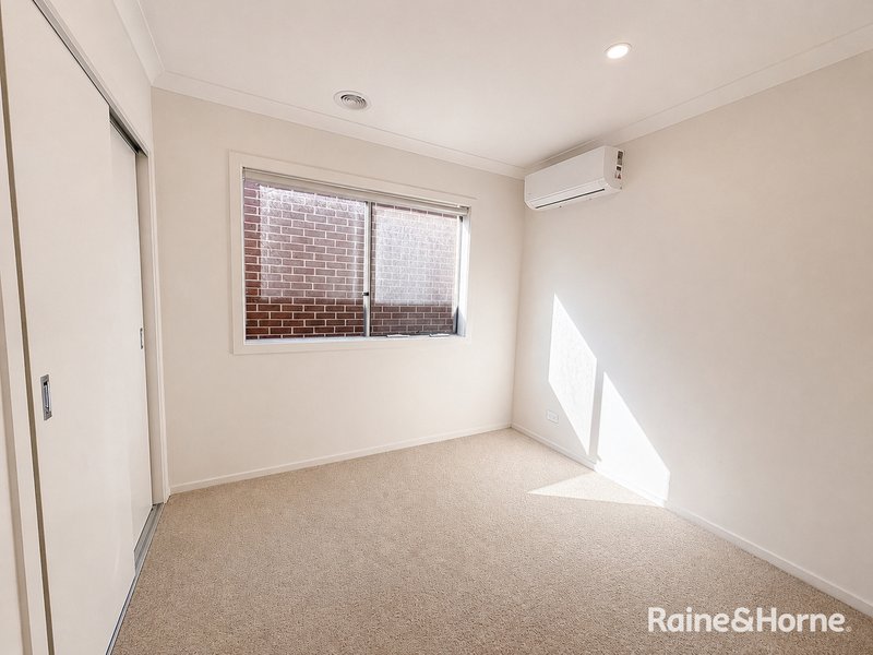 Photo - 28 Eremaea Road, Craigieburn VIC 3064 - Image 7