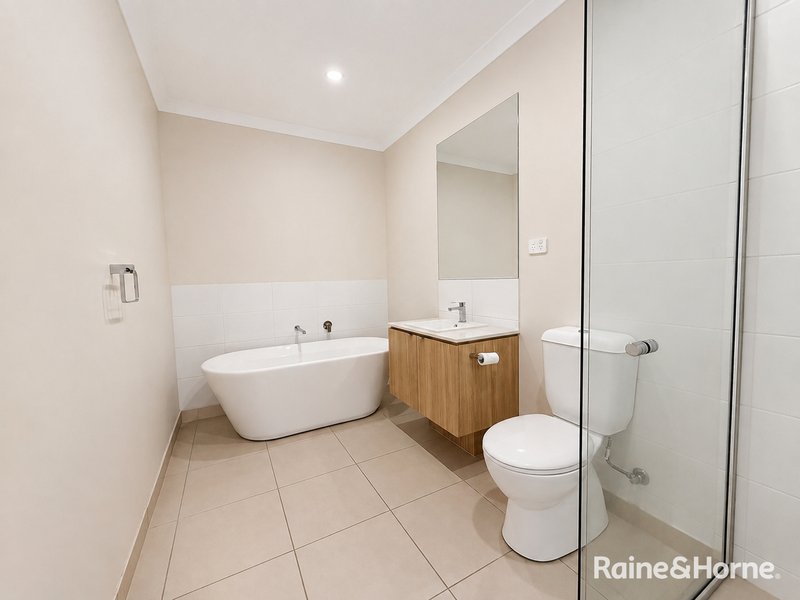 Photo - 28 Eremaea Road, Craigieburn VIC 3064 - Image 10