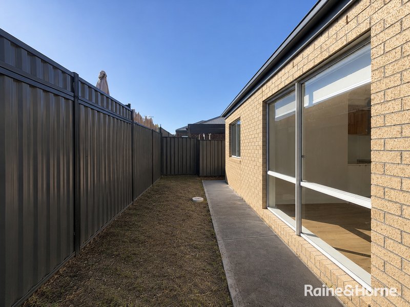 Photo - 28 Eremaea Road, Craigieburn VIC 3064 - Image 12