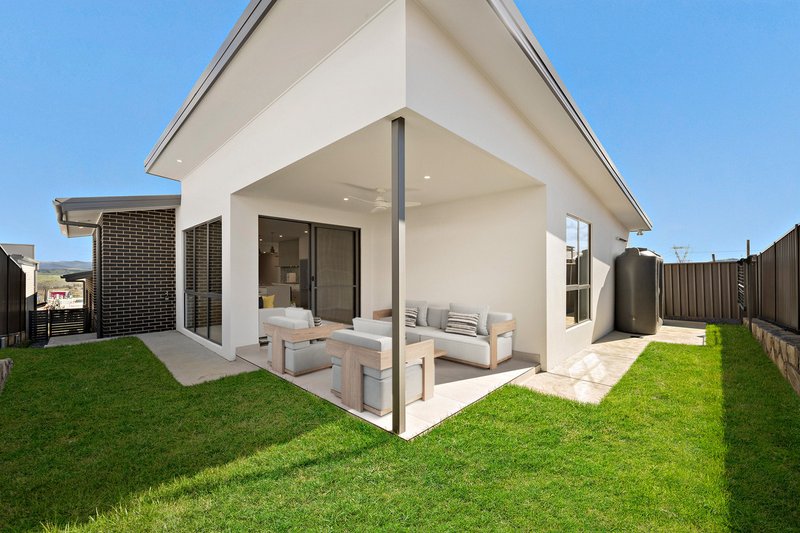 Photo - 28 Eric Willmot Way, Macnamara ACT 2615 - Image 15