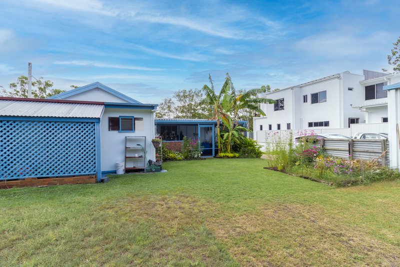 Photo - 28 Esplanade , Point Vernon QLD 4655 - Image 13