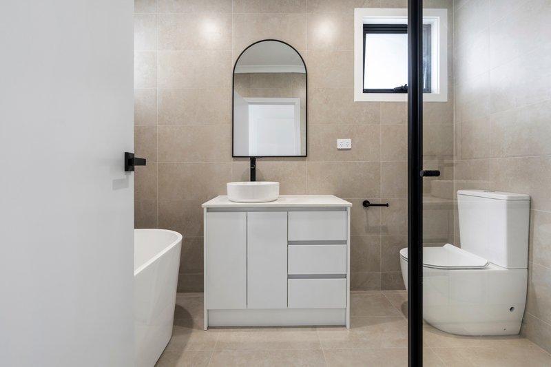Photo - 2/8 Evans Crescent, Reservoir VIC 3073 - Image 11