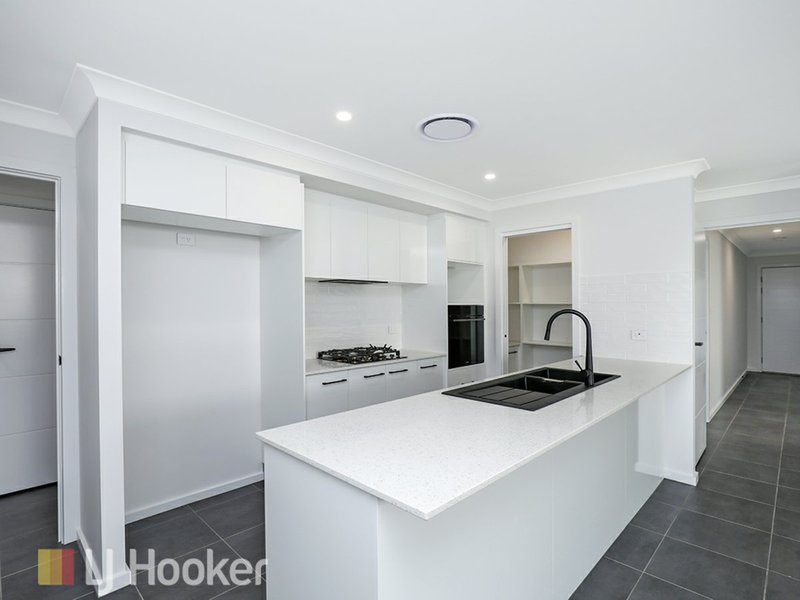Photo - 28 Explorers Way, Westdale NSW 2340 - Image 3