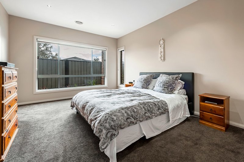 Photo - 28 Falkland Road, Craigieburn VIC 3064 - Image 3