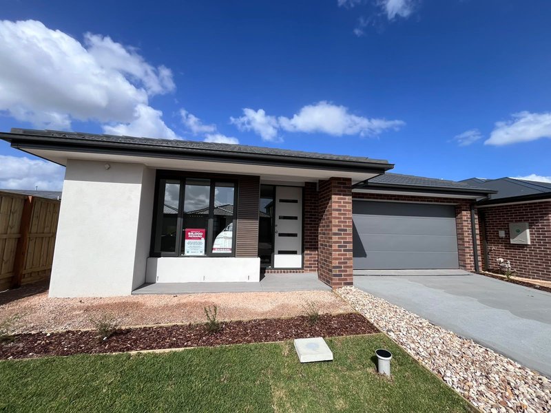 Photo - 28 Farleigh Drive, Tarneit VIC 3029 - Image 2