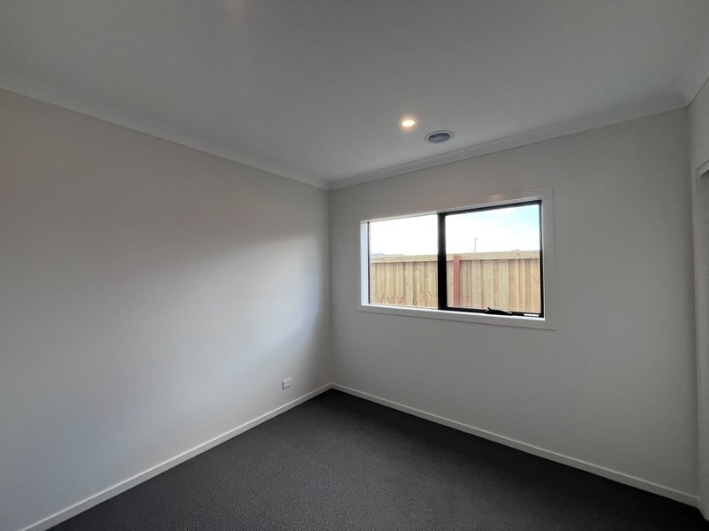 Photo - 28 Farleigh Drive, Tarneit VIC 3029 - Image 3