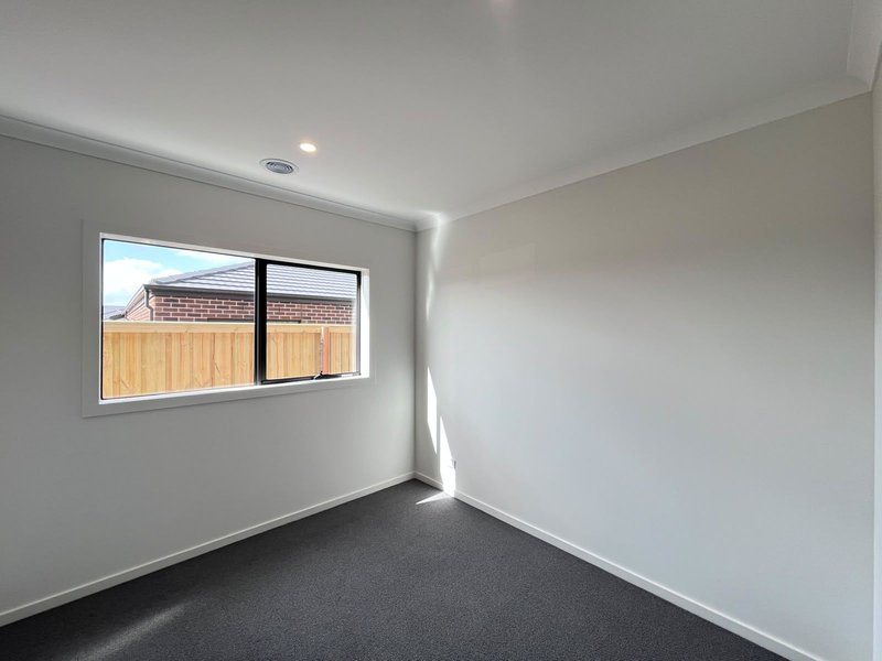 Photo - 28 Farleigh Drive, Tarneit VIC 3029 - Image 4