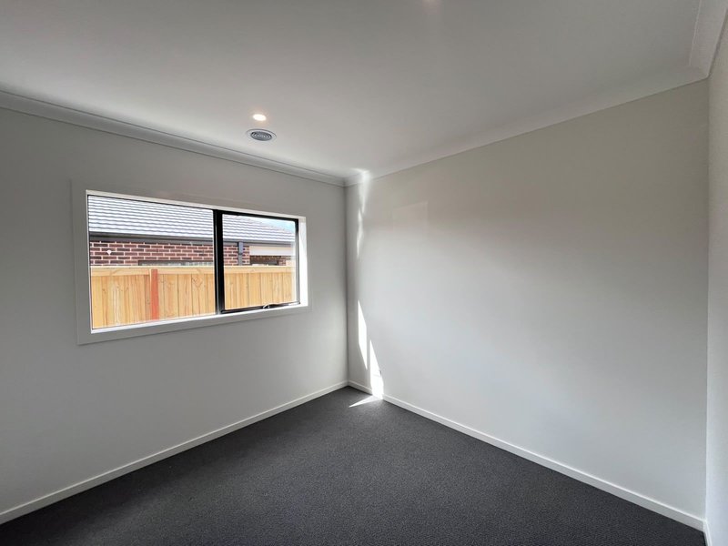 Photo - 28 Farleigh Drive, Tarneit VIC 3029 - Image 5
