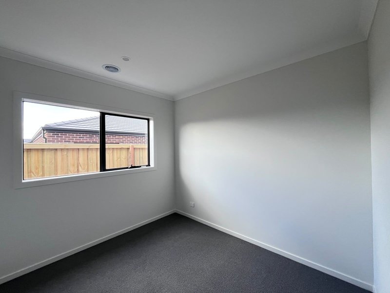 Photo - 28 Farleigh Drive, Tarneit VIC 3029 - Image 6