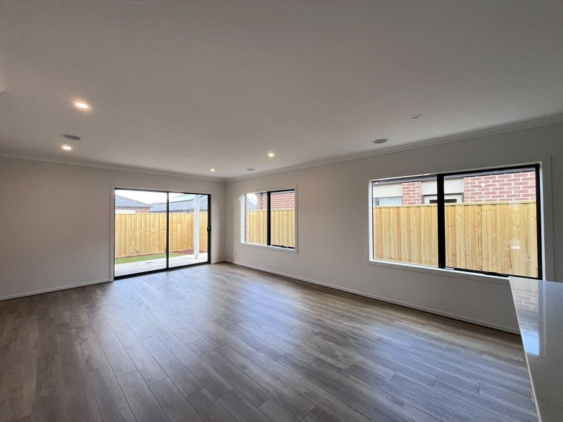 Photo - 28 Farleigh Drive, Tarneit VIC 3029 - Image 8