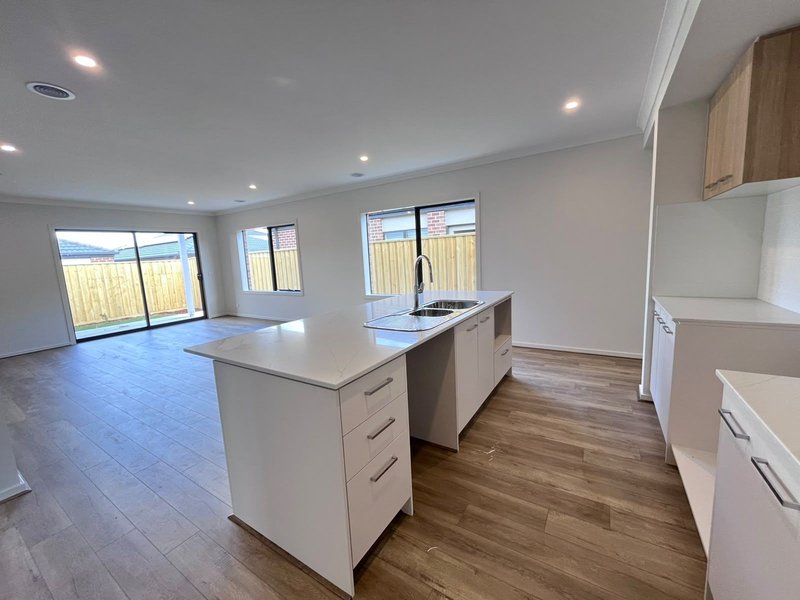 Photo - 28 Farleigh Drive, Tarneit VIC 3029 - Image 9