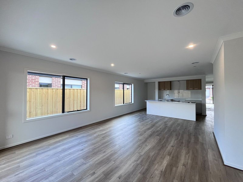 Photo - 28 Farleigh Drive, Tarneit VIC 3029 - Image 10