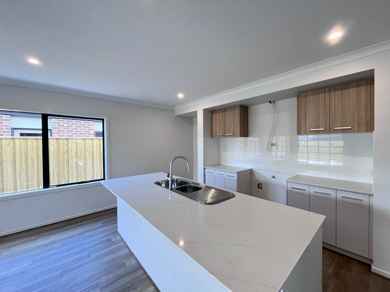 Photo - 28 Farleigh Drive, Tarneit VIC 3029 - Image 11