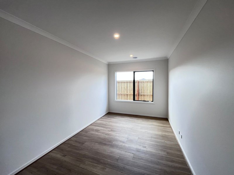 Photo - 28 Farleigh Drive, Tarneit VIC 3029 - Image 12
