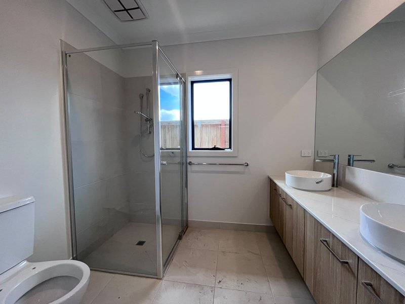 Photo - 28 Farleigh Drive, Tarneit VIC 3029 - Image 14