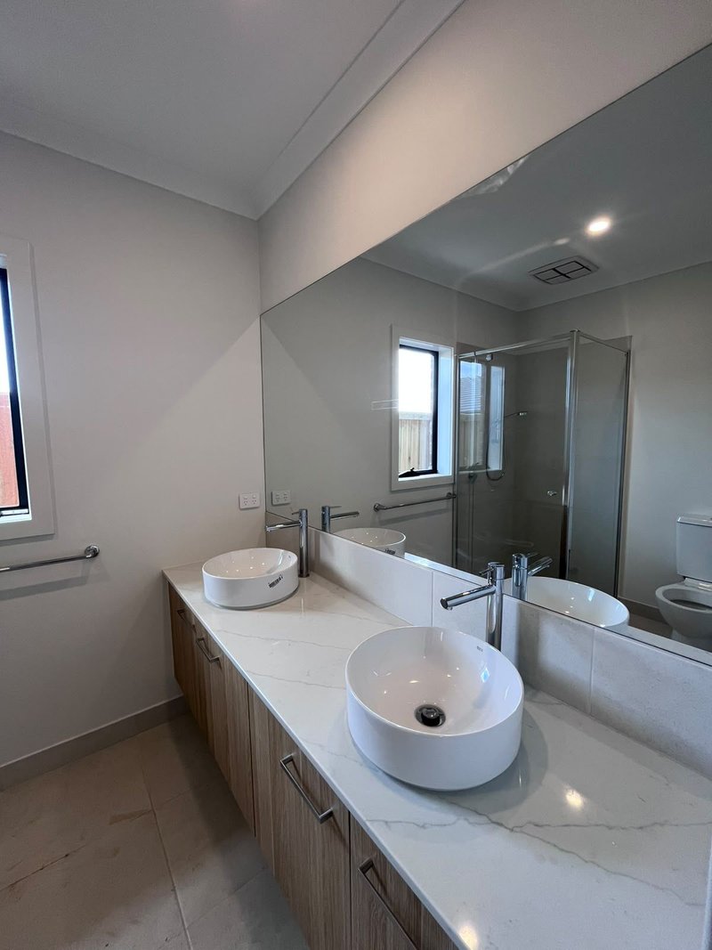 Photo - 28 Farleigh Drive, Tarneit VIC 3029 - Image 16
