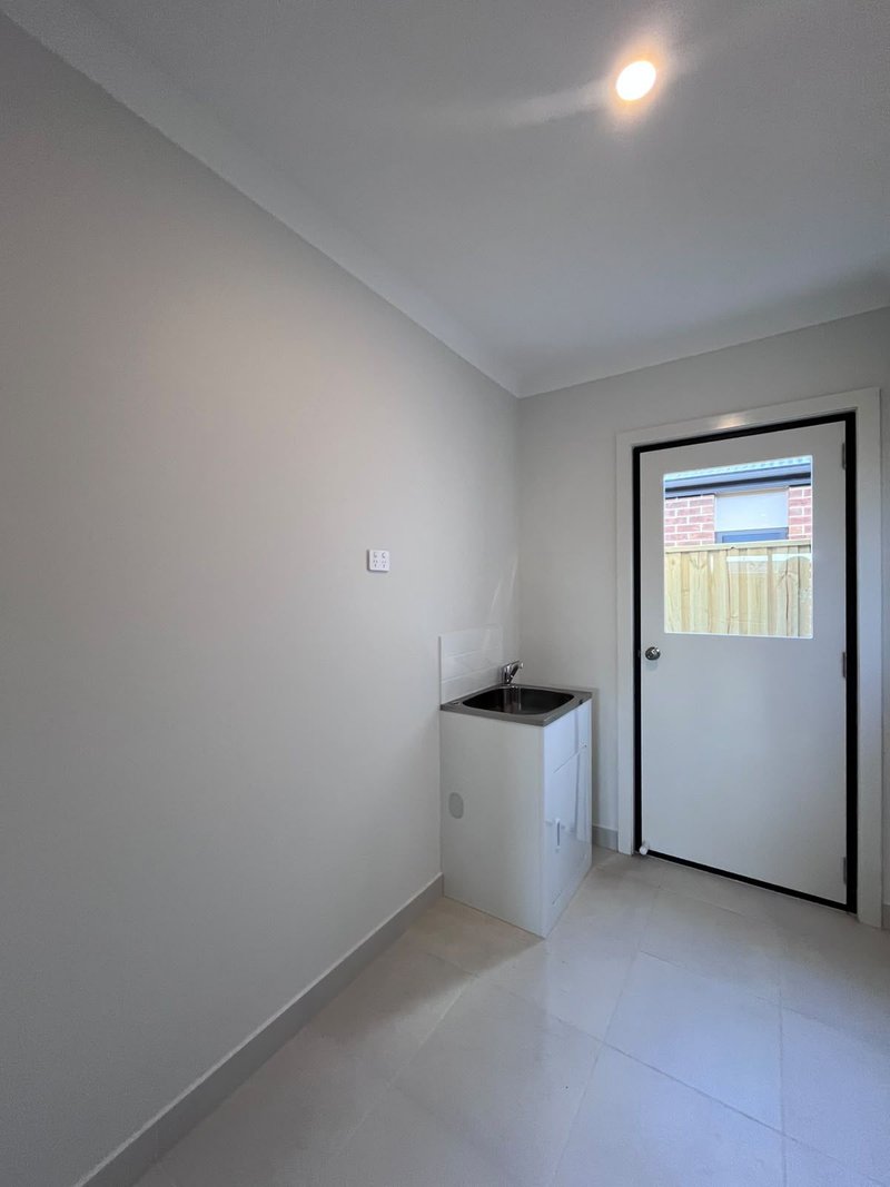 Photo - 28 Farleigh Drive, Tarneit VIC 3029 - Image 17