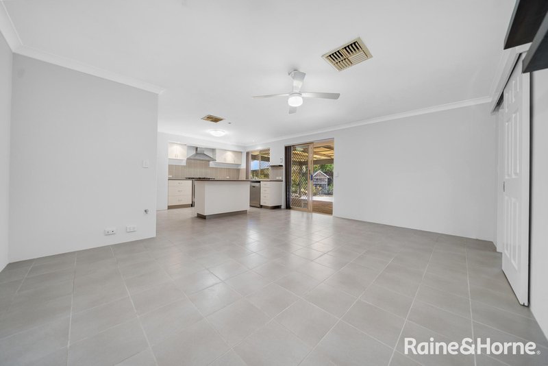 Photo - 28 Farnham Place, Gosnells WA 6110 - Image 13