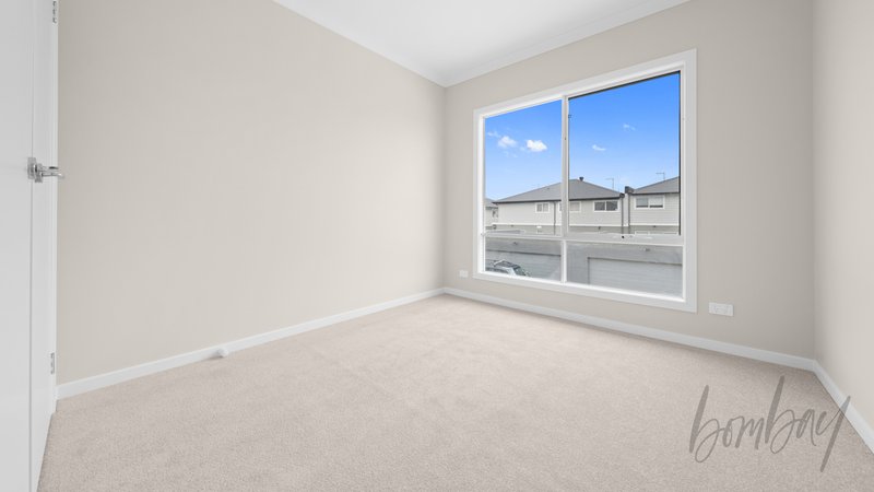 Photo - 28 Fillmore Drive, Craigieburn VIC 3064 - Image 9