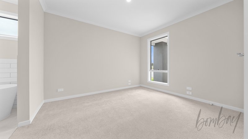 Photo - 28 Fillmore Drive, Craigieburn VIC 3064 - Image 11